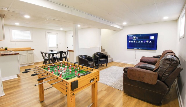 Modern 5 BR Retreat Minutes from LU