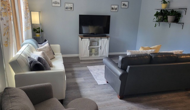 Modern. 5 min to Penn State Breakfast included, King bed, Game Room! Toftrees