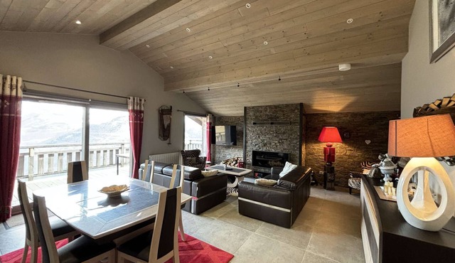 Modern 5-room apartment near slopes with fireplace, terrace, parking and wood included