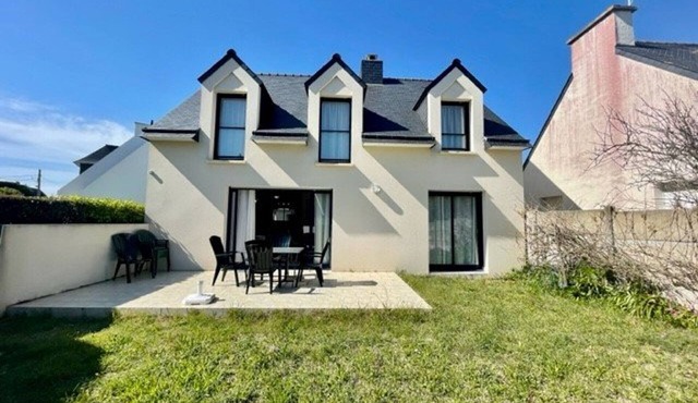 Modern 5-Room House in Calm Area, Near Beach, Sleeps 8, Pet-Friendly