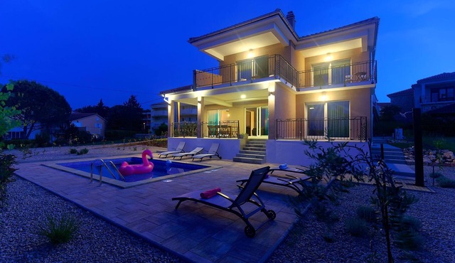 Modern 5 * villa with pool, only 70m from the beach