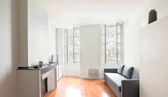 Modern 50m2 Apartment in the Elegance of Les Carmes Et Du Quai De Tounis
