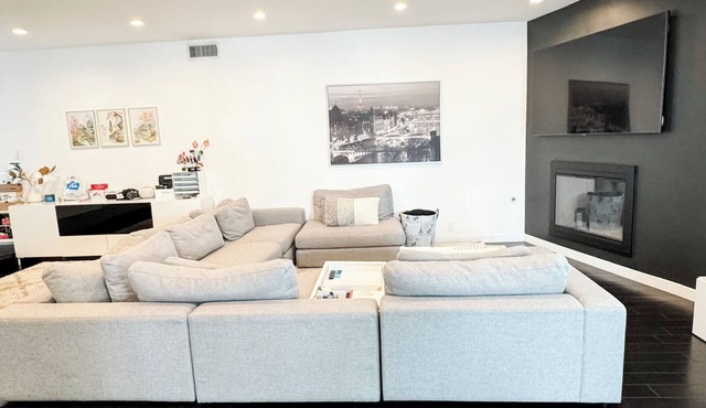 Modern 5bdr House with hot tub 7 min from Universal studios