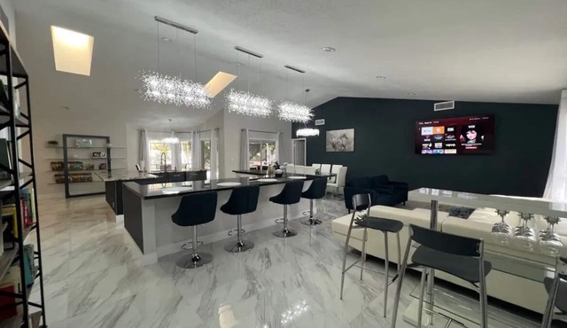 Modern 5BR/3Bath Home w/Heated Pool