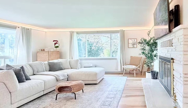 Modern 5BR Burien Retreat Close to SEA Airport Sleeps Large Groups