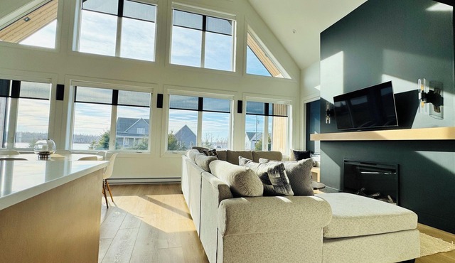 Modern 5BR Chalet with Ocean Bay Views within minutes to the Beach and Town