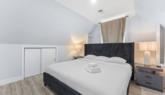 Modern 5BR Duplex w/Easy NYC Access & Parking