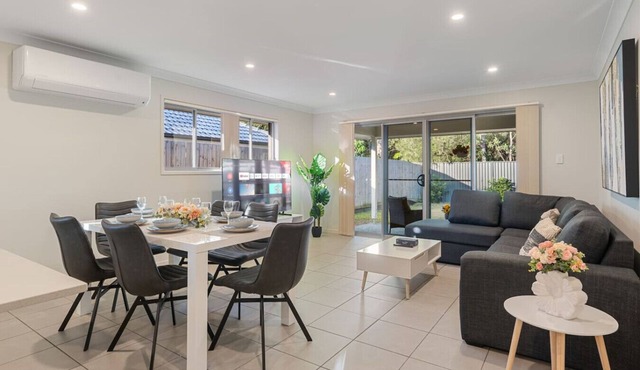 Modern 5BR Family Home in Peaceful Park Ridge