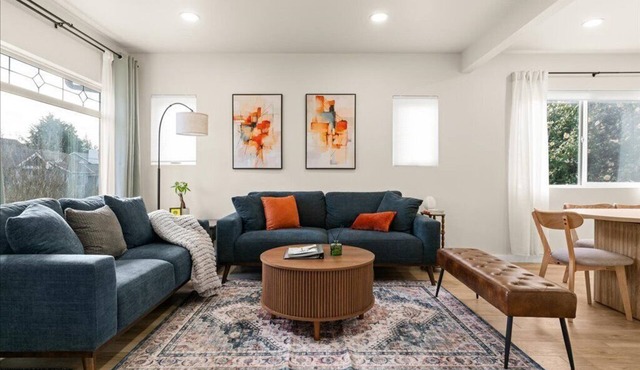 Modern 5BR Family Retreat, 2 Kitchens, Sleeps 12