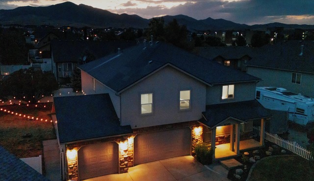 Modern 5BR Getaway Sleeps Large Groups Near Ski & City