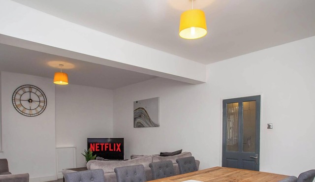 Modern 5BR Home-Family Stay-Sleeps 11-Parking