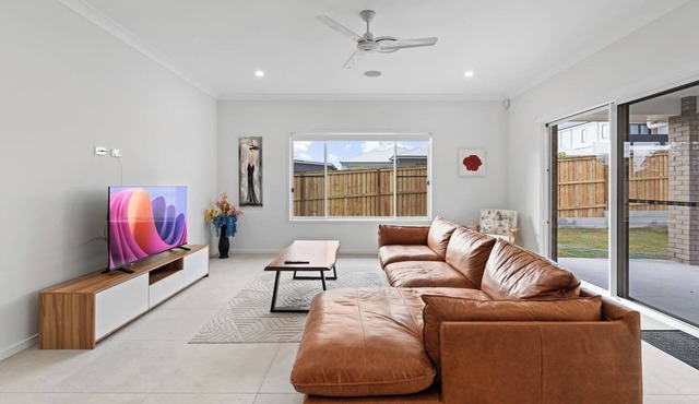 Modern 5BR Home in Peaceful Park Ridge Estate