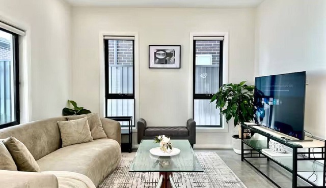 Modern 5BR Home Near Shops, BBQ & Blue Mountains