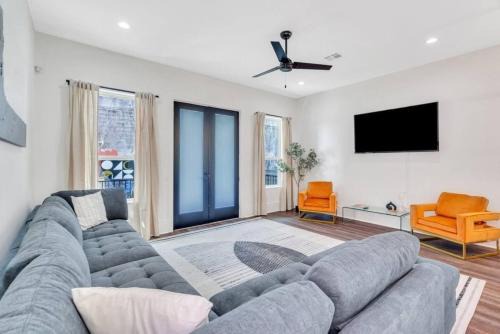 Modern 5BR home w balcony & backyard oasis