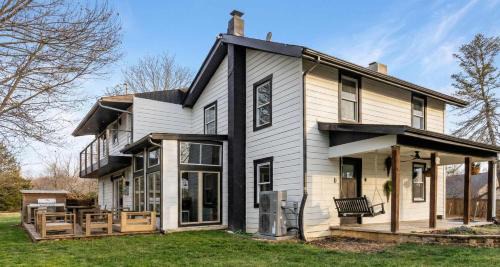 Modern 5BR Home with Mtn Views BBQ & Pool Table