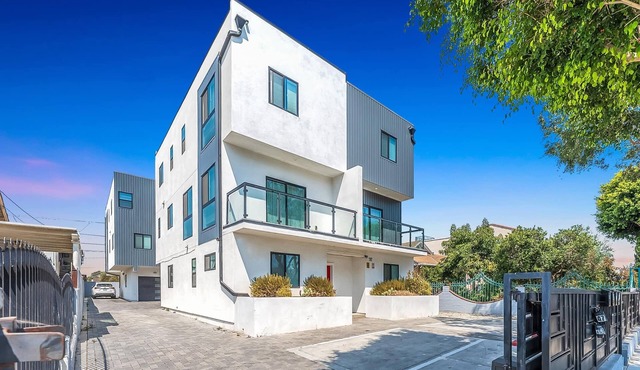 Modern 5BR LA Townhome with Free Parking Fast WiFi