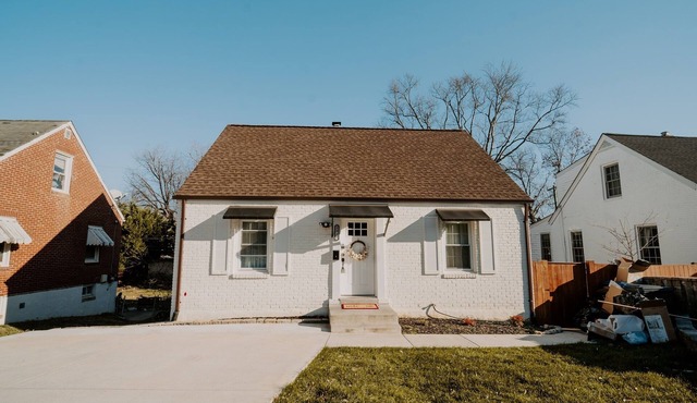 Modern 5BR Near DC | Sleeps 24 | Big Yard & Parking