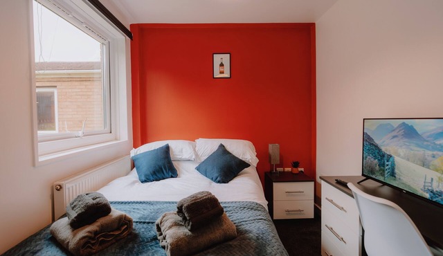 Modern 6-Bed House Near City Centre with Parking & Fast WiFi