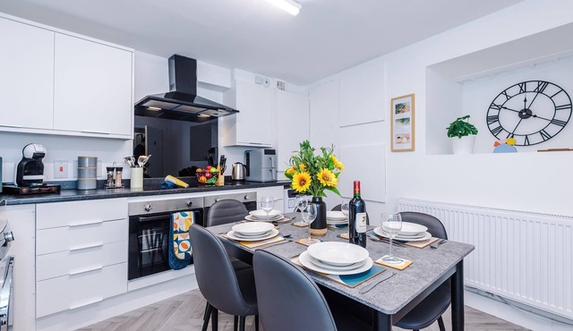 Modern 6 Bed House, Perfect for Business and Groups!