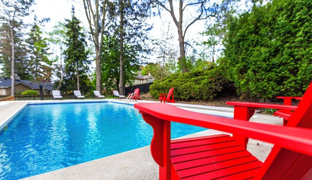 Modern 6 Bedroom/3 Bath Pool Home Near the Lake