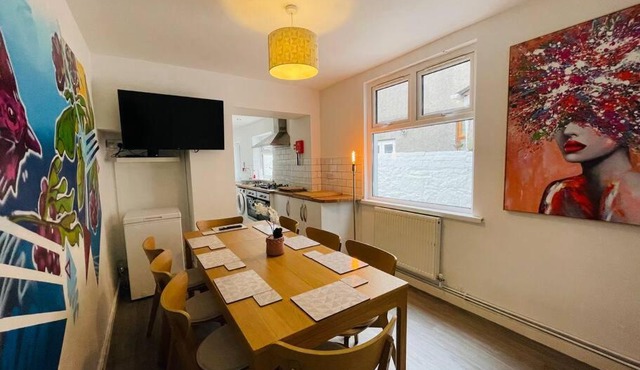 Modern 6 bedroom 5 min walk to beach & restaurants