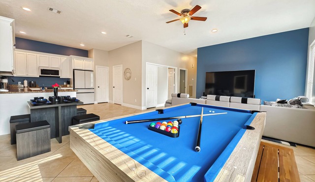 Modern 6 Bedroom House with Tons of Games, BBQ, 2 85" TVs and Surround Sound!