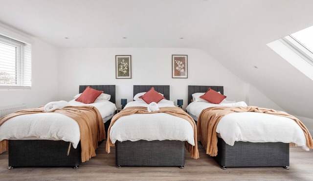 Modern 6-Bedroom Near Heathrow Airport | Sleeps 10