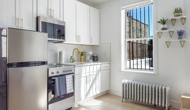 Modern 6 Bedroom, Private Patios-2 Min to train-sleeps 12