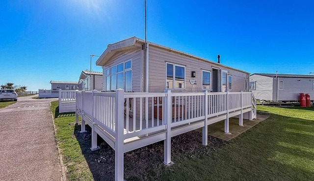 Modern 6 berth caravan with WiFi nearby Pakefield beach ref 68028CR