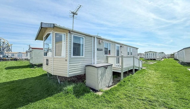 Modern 6 berth caravan for hire at Fantasy Island in Skegness ref 58009D