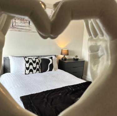 Modern 6 En-Suite Bedroom House Near Salt End.