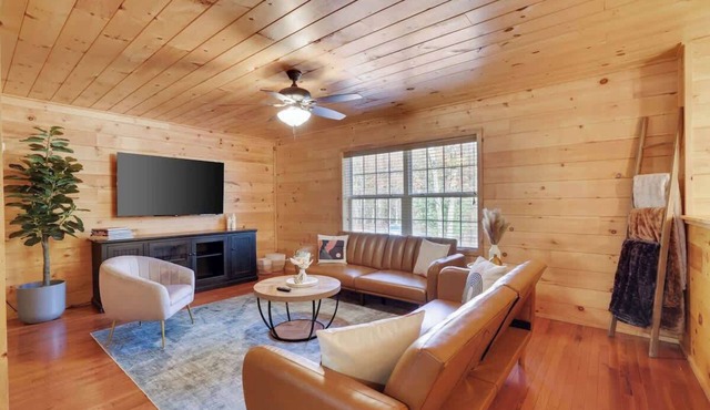Modern 6BR Cabin- Hot Tub, Theater, Basketball