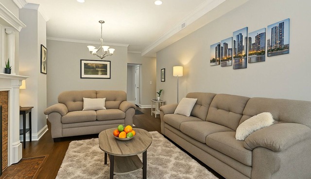 Modern 6BR House Steps to Wrigleyville