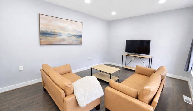 Modern 6BR Near Datacenters , Sleeps Many