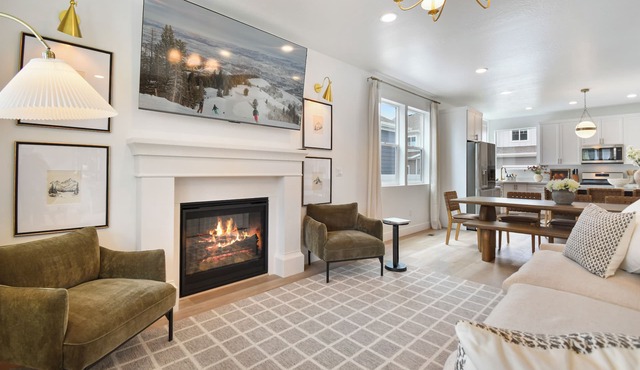 Modern 6br near skiing, luxe, sleeps 12, hot tub