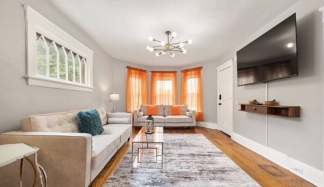 Modern 6BR Near Syracuse U, Destiny & Zoo Sleeps 18