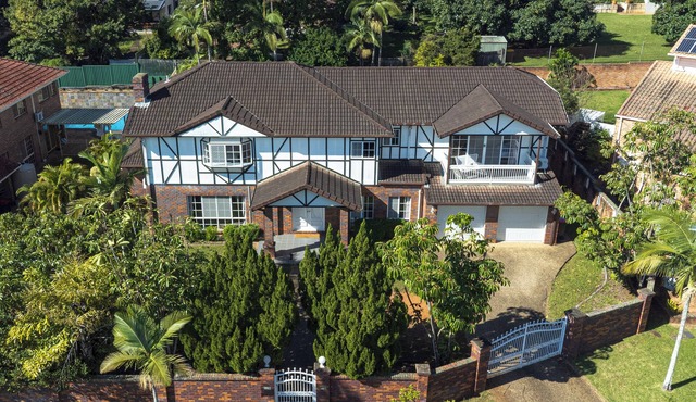 Modern 6BR Villa | Private Sports Court | 4.5 Bath