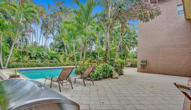 Modern 6BR Villa Resort Style Pool on Golf Course