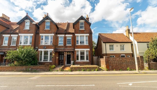 Modern 7-Bed Home | Perfect for Work & Leisure