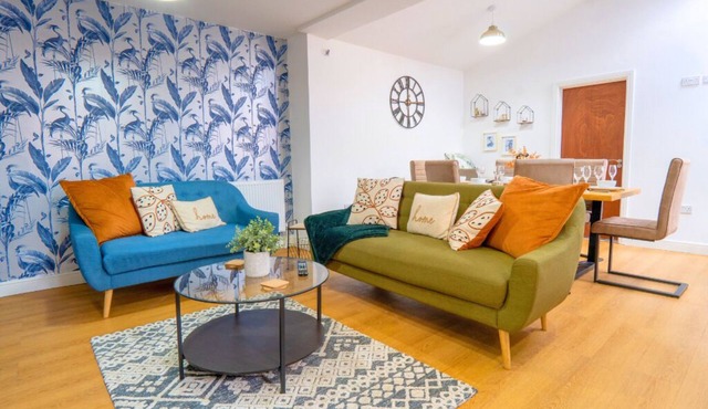 Modern 7 Bedrooms & 4 Baths - Smart TV, WIFI, Washer/Dryer & Parking NEC, JLR