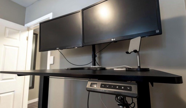 Modern | 75" 4KTV & Wii | Fire Pit | Standing Desk Dual Monitors | 3 min to RCMP