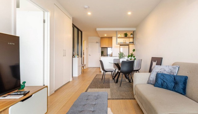 Modern 7th floor Flat | Parking, Convenient, Quiet