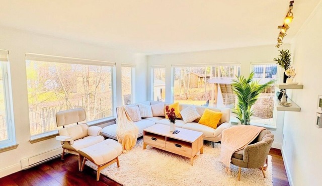 Modern 8 Bedroom Entire Home w/Backyard BBQ deck