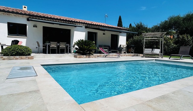 Modern, air-conditioned villa, 2 bedrooms with pool and spa