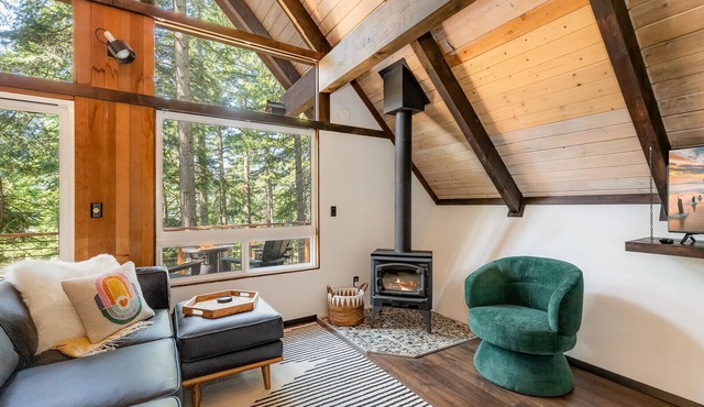 Modern a-frame cabin near Roslyn w/hot tub