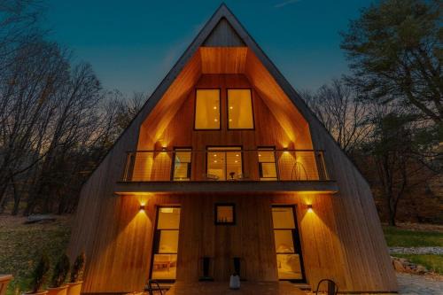 Modern A-Frame Catskills Hot Tub & Fireplace