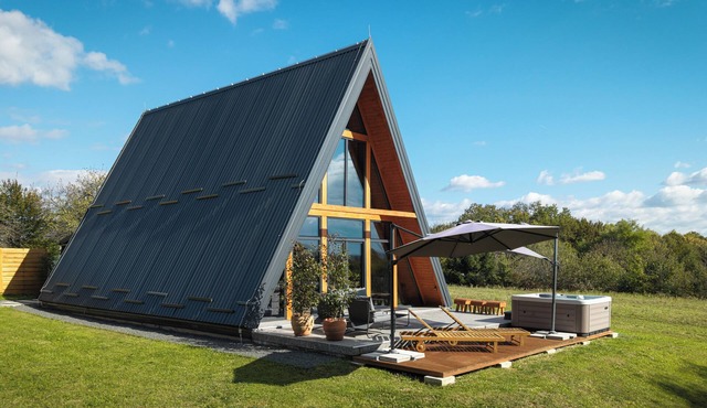 Modern A-frame home with jacuzzi in peaceful nature near Topusko.