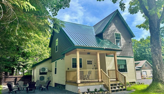 Modern ADK-style 3-bedroom house in Old Forge with AC, WiFi, Pool! Walk to town!