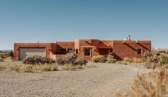 Modern Adobe - Hot Tub - Game Room - Close to Ski Resorts- 10 min to Downtown!