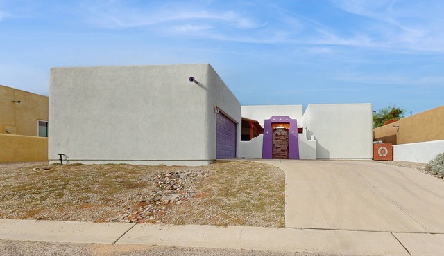 Modern adobe home with a community pool, washer/dryer - snowbirds welcome!